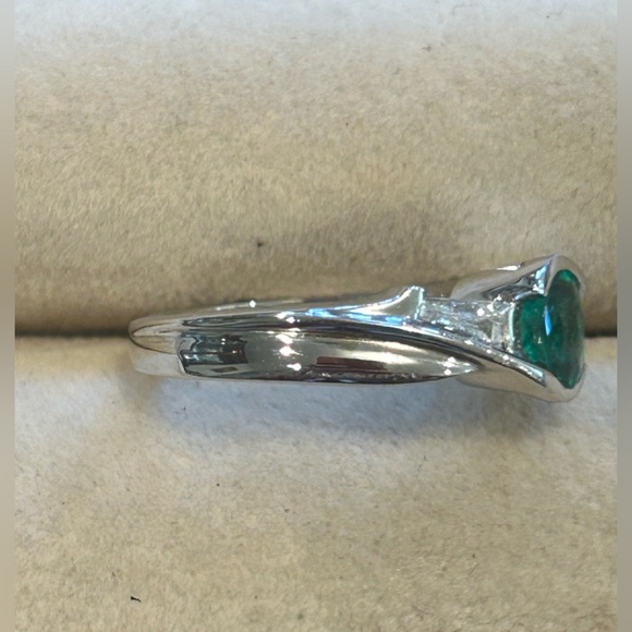 14KT White Gold Natural Diamonds and Natural Emerald Cocktail Ring - Picture 8 of 11